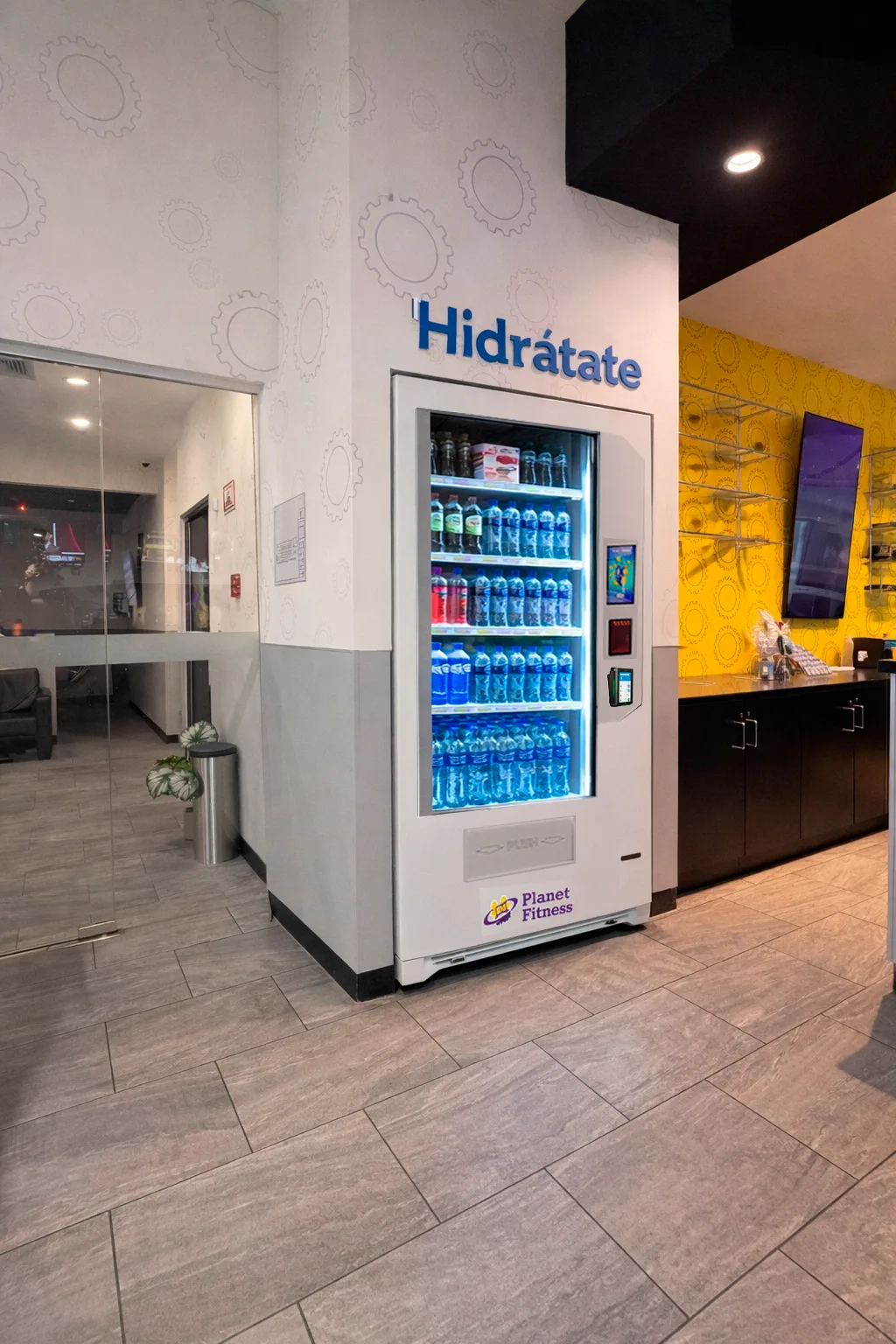 Máquina de Smart Vending de Coin City México instalada en un gimnasio